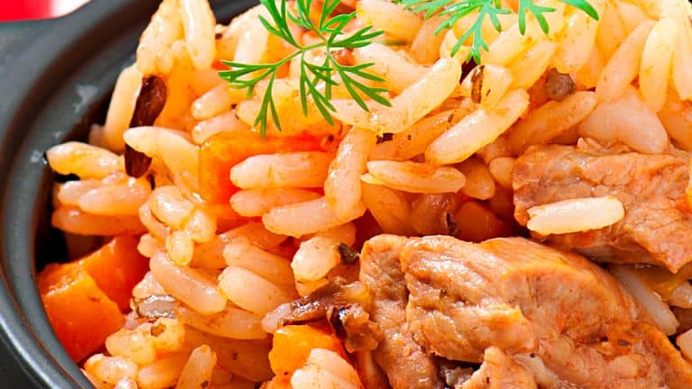 Découvrez la recette du poulet et orzo crémeux, rehaussé de champignons et moutarde, une explosion de saveurs pour vos papilles