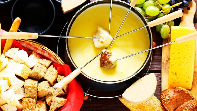 Maîtrisez l’art de la fondue : conseils essentiels pour une soirée réussie qui impressionnera vos invités