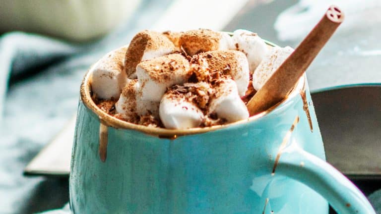 Cette recette de chocolat chaud si onctueuse qu’elle se déguste à la cuillère vous fera fondre de plaisir