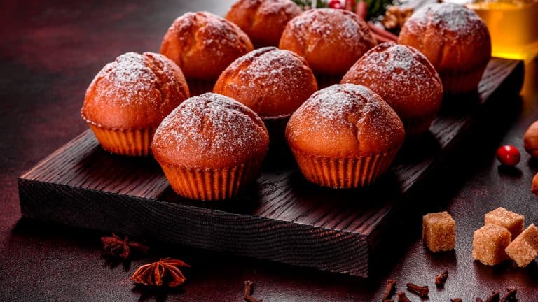 Laissez-vous tenter par des muffins épicés aux pommes, parfait pour réchauffer vos soirées d’automne