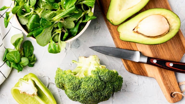 Redécouvrez la fraîcheur avec cette salade avocat et brocoli, une recette simple pour égayer vos repas