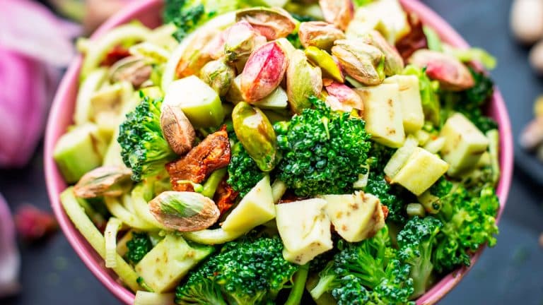 Découvrez comment préparer une salade de brocoli croquante et gourmande en seulement 10 minutes