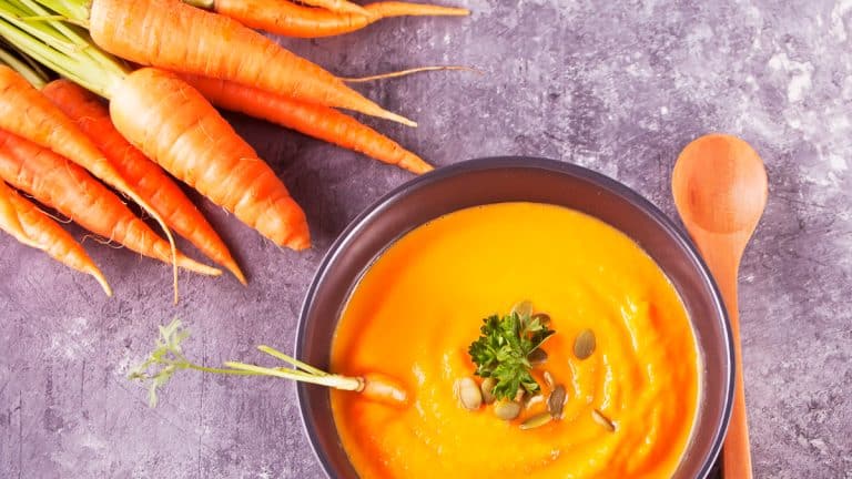 Découvrez la soupe de panais et carottes, un délice épicé à savourer cet automne