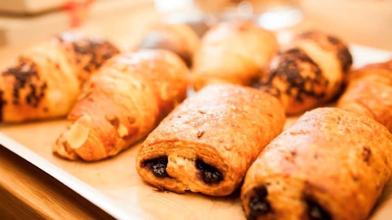 Découvrez cette astuce rapide pour un pain au chocolat sans pâte feuilletée, prêt en seulement 15 minutes