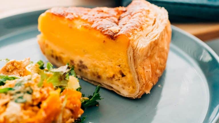 Découvrez comment réaliser une délicieuse quiche à la butternut, chèvre et jambon : une recette gourmande et saine conseillée par une diététicienne