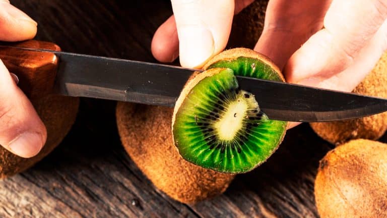 Découvrez comment transformer vos kiwis trop mûrs en délices culinaires avec ces 20 recettes incontournables