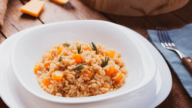 Découvrez comment préparer un délicieux risotto à la citrouille, maïs et ricotta – un régal pour vos soirées d’automne