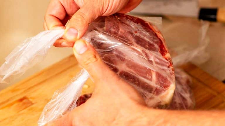 Les secrets pour décongeler la viande correctement : évitez les erreurs courantes et gardez vos plats délicieux et sûrs