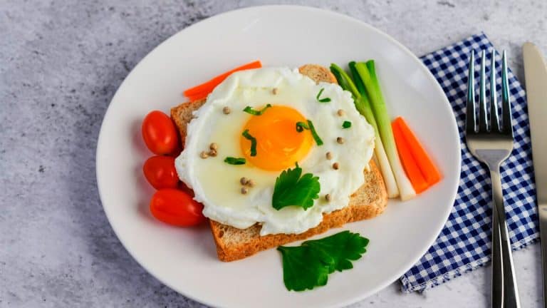 Découvrez comment rendre vos œufs au plat irrésistiblement croustillants et pleins de saveurs