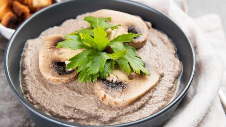 Un repas cocooning: découvrez comment réaliser un porridge au comté et champignons avec oeufs mollets