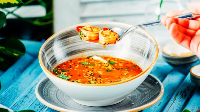 Découvrez le charme exotique du bouillon thaï aux crevettes et lait de coco, une recette qui réchauffe le cœur