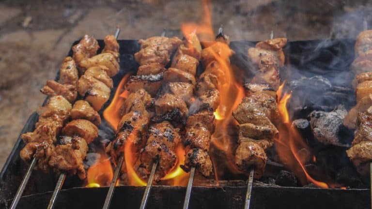 Découvrez comment garder vos brochettes parfaitement stables sur le grill, sans effort supplémentaire