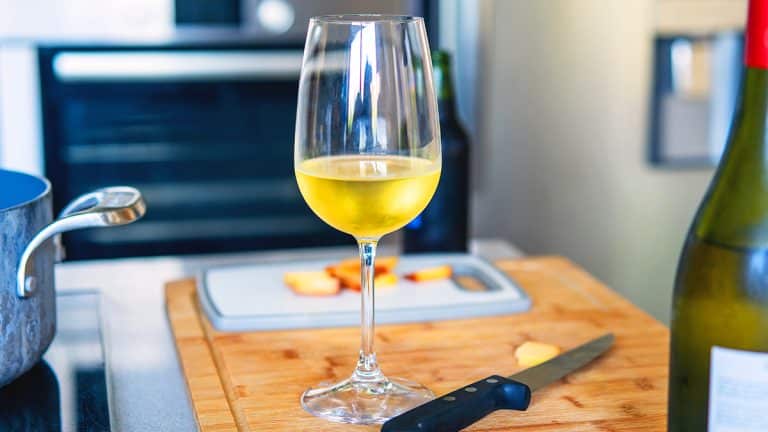 Comment remplacer le vin blanc dans vos plats ? Découvrez des alternatives simples et efficaces