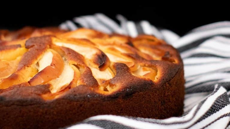 Découvrez comment préparer un gâteau aux pommes moelleux inspiré des recettes de grand-mère