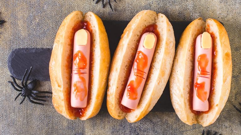 Découvrez comment ravir vos enfants avec des hot-dogs transformés en doigts effrayants pour Halloween