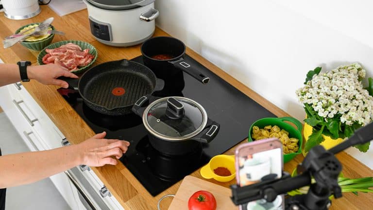 Voici comment rendre votre plaque de cuisson impeccable avec des astuces simples et efficaces