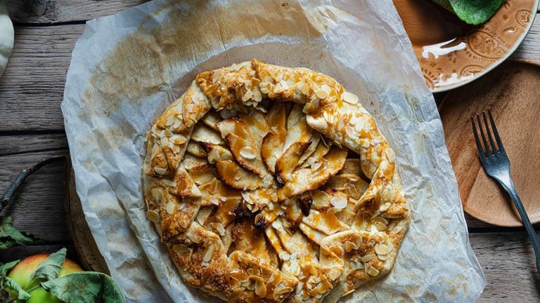 Découvrez la tarte rustique aux oignons caramélisés et comté, une recette qui ravira vos papilles et réchauffera vos soirées