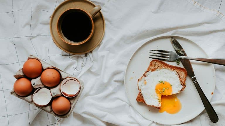 Découvrez pourquoi il est déconseillé de cuire directement les œufs sortis du frigo : astuces pour une cuisson parfaite