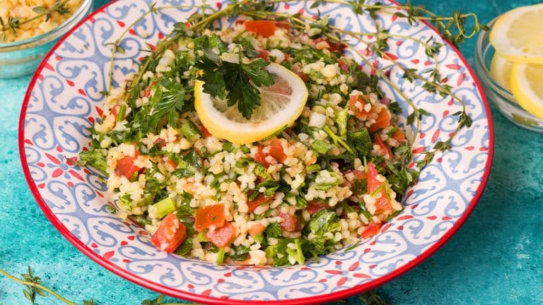 Explorez cette salade de boulghour et sarrasin aux pommes vertes et poulet : une recette pleine de saveurs et de fraîcheur pour éveiller vos papilles