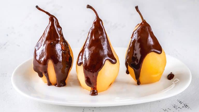 Explorez les saveurs automnales avec ce duo poire et chocolat : une recette moelleuse à découvrir absolument