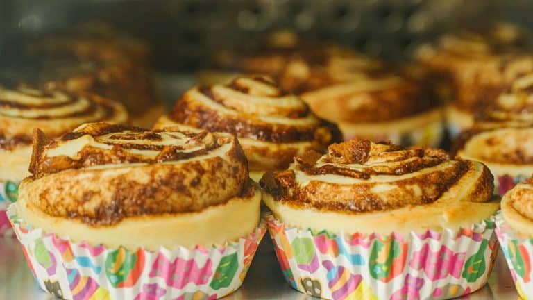 Réinventez votre matin avec des cinnamon rolls prêts en un clin d’œil grâce à la pâte à pizza et feuilletée