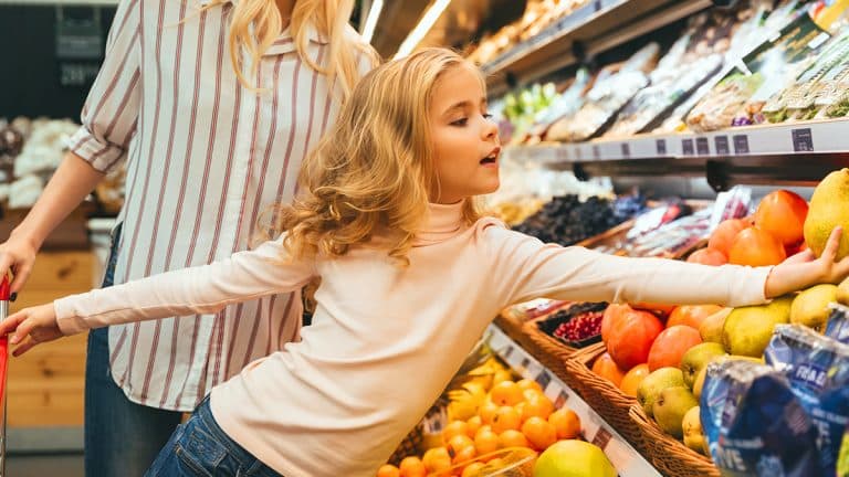 Comment faire ses courses efficacement et sans stress en laissant les enfants à la maison