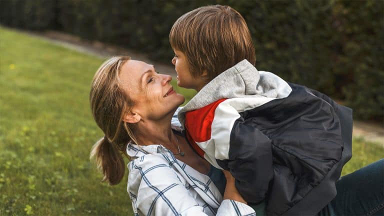 Comment obtenir l’attention de vos enfants sans élever la voix ? Découvrez une méthode simple et efficace