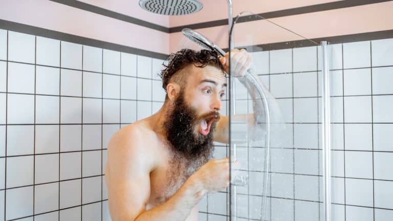 Découvrez comment l’eau froide peut être votre alliée contre le stress, une méthode simple et surprenante