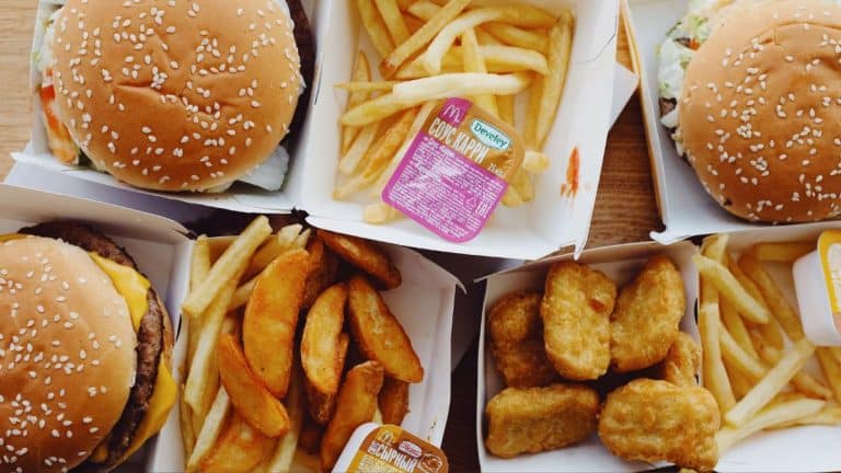 Le fast-food et vos enfants : une habitude coûteuse et risquée pour leur santé