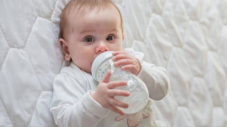 Quel choix de lait optimal pour votre bébé ? Découvrez les bienfaits et économies du lait maternel