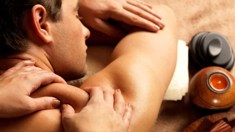 Découvrez les secrets des massages aux huiles essentielles pour votre bien-être quotidien