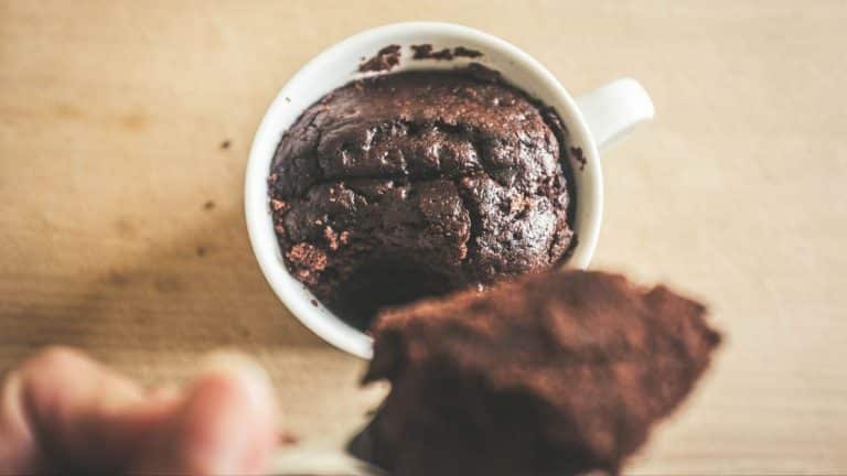 Découvrez comment réaliser un délicieux mug cake coco-choco pour moins de 2 euros