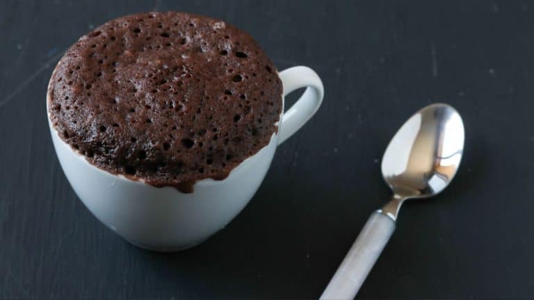 Découvrez comment les mug cakes, rapides et économiques, transforment vos pauses gourmandes