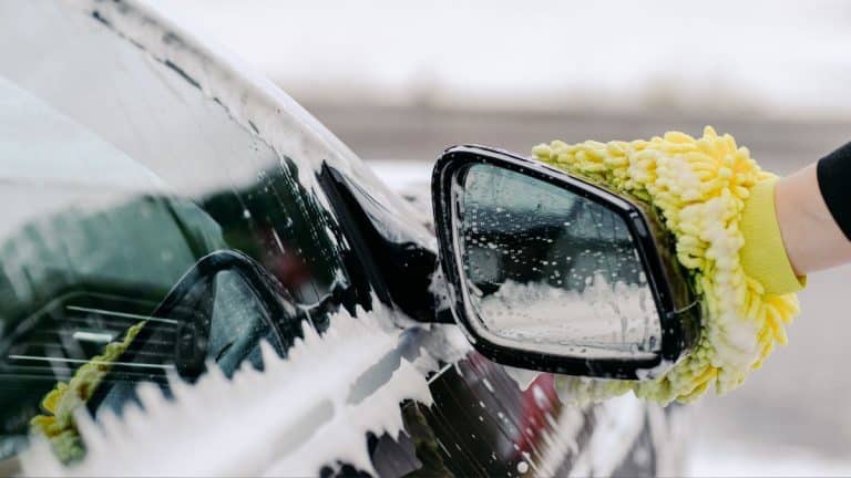 Découvrez comment rendre votre voiture étincelante avec une solution maison infaillible