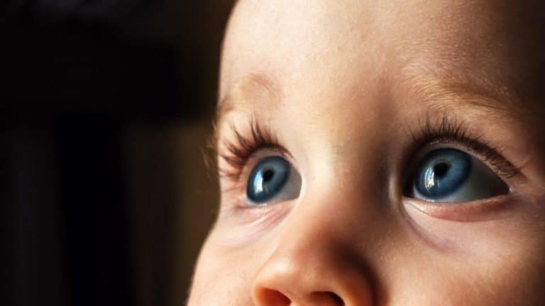 Apprenez à nettoyer les yeux de votre bébé sans risque et avec douceur pour sa santé optimale